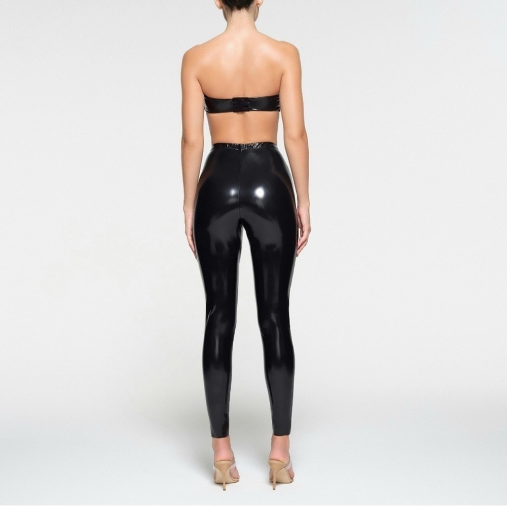 Skims Stretch Vinyl Bandeau - Picture 3 of 8